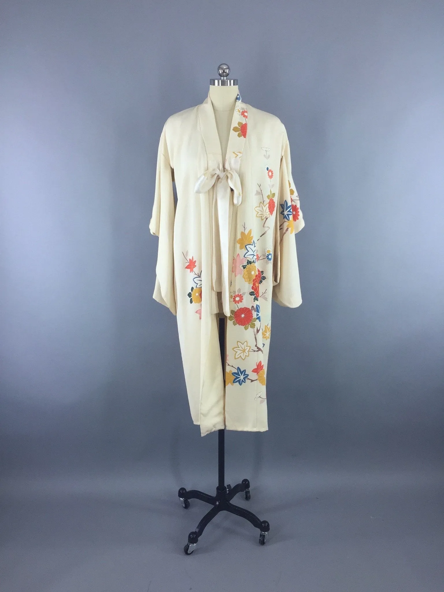 1930s Vintage Silk Kimono Robe Juban with Ivory Floral Print