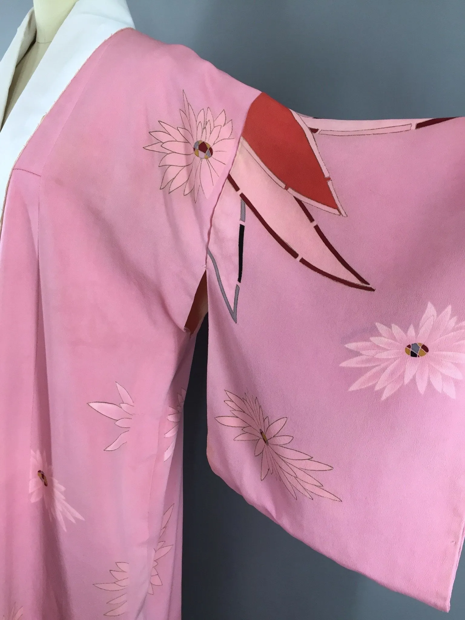 1940s Vintage Silk Kimono Robe in Pink Art Deco Floral