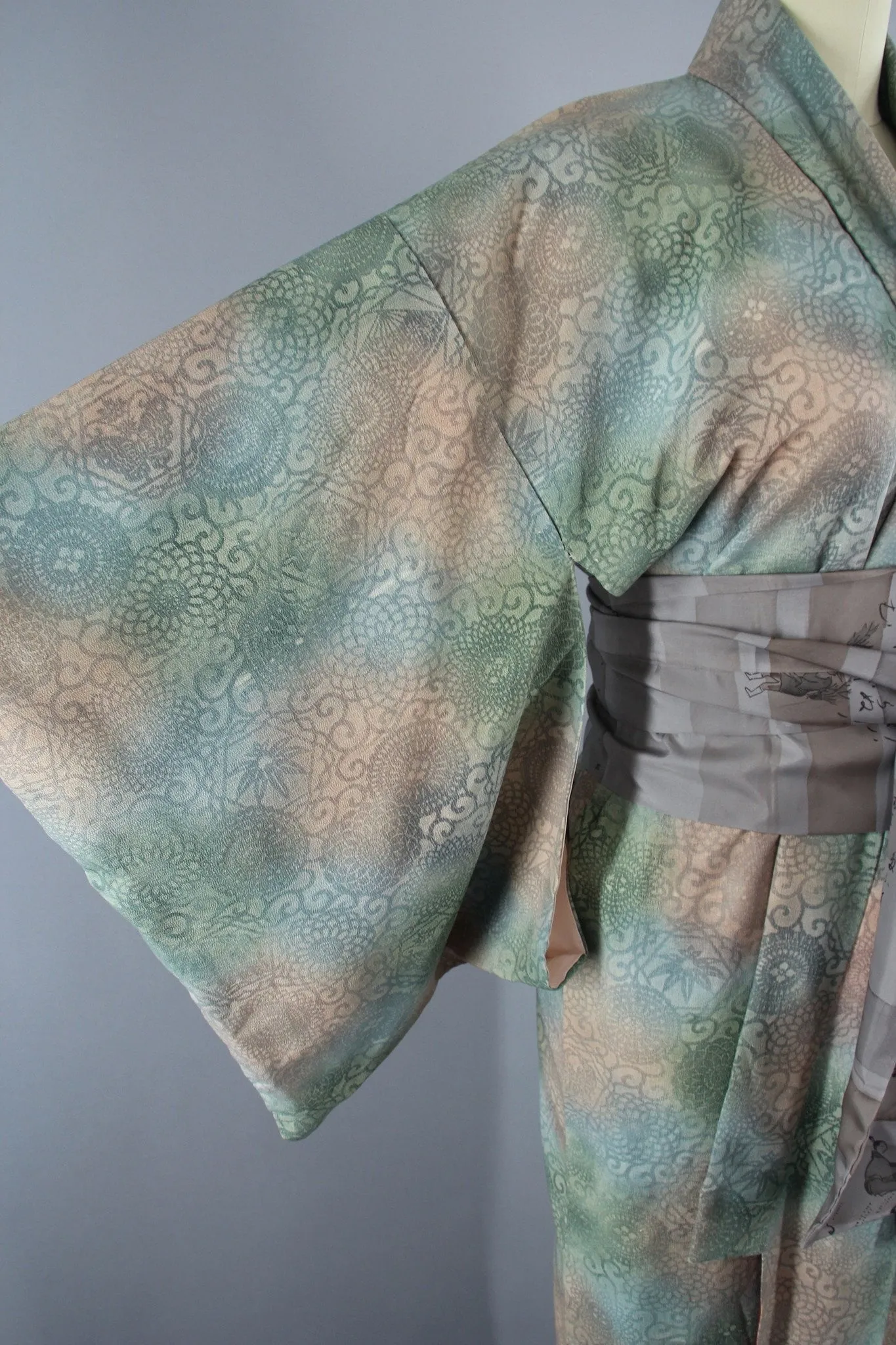 1950s Vintage Silk Kimono Robe in Green Ombre Damask