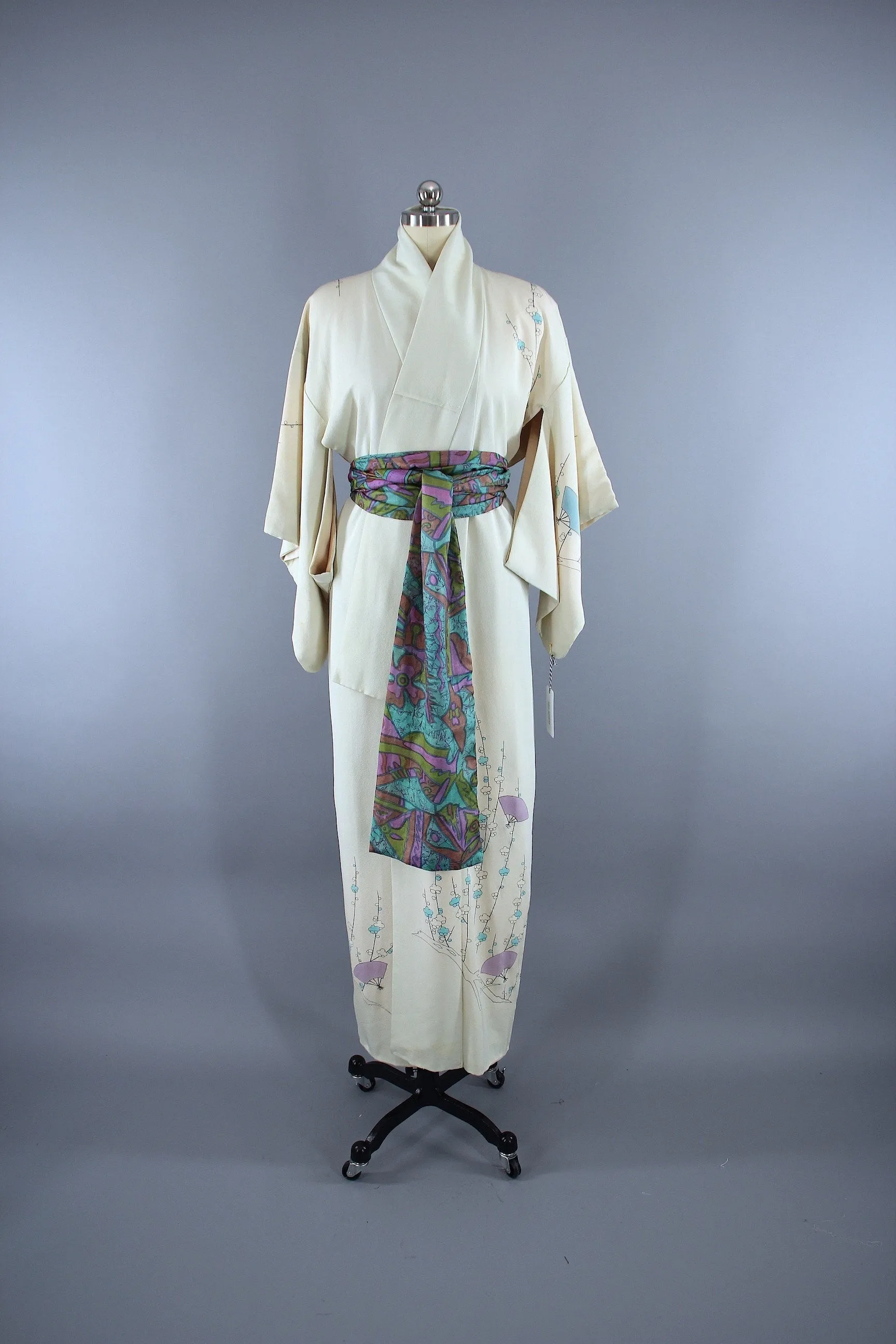 1950s Vintage Silk Kimono Robe / Ivory Lavender Fans Floral