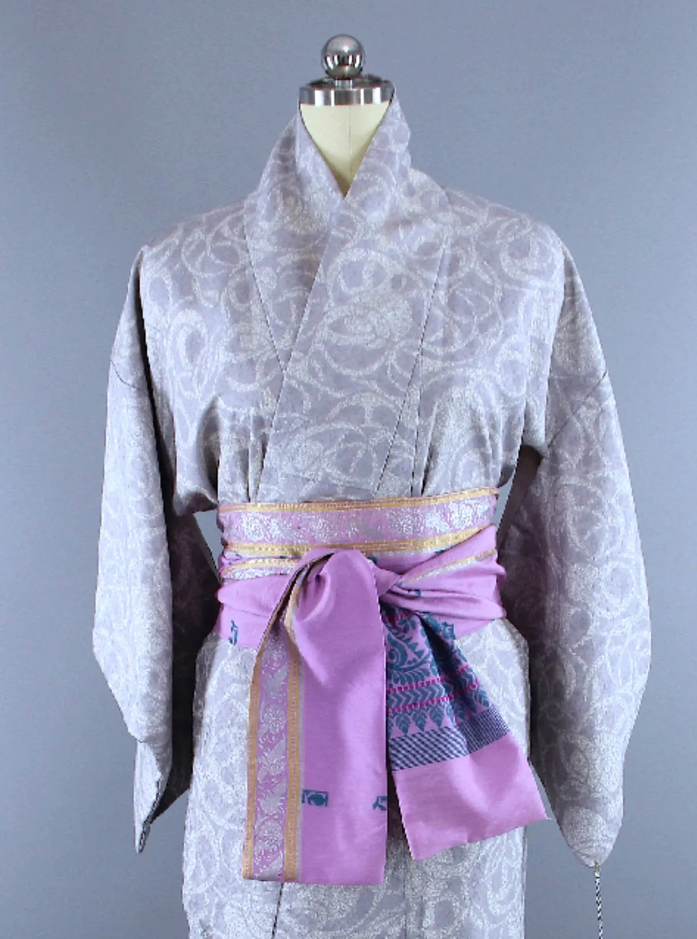 1950s Vintage Silk Kimono Robe / Lavender Purple & White Damask