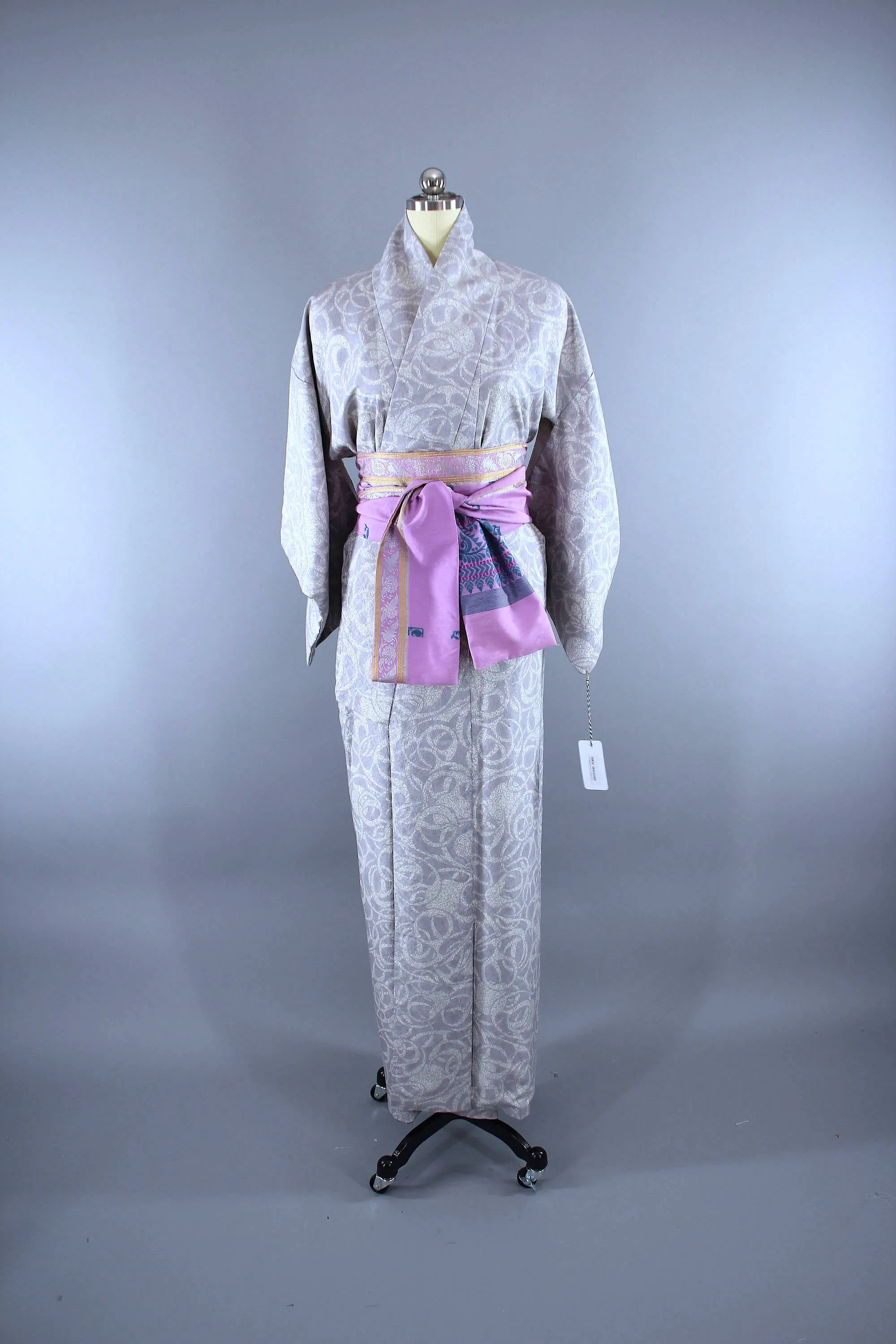 1950s Vintage Silk Kimono Robe / Lavender Purple & White Damask