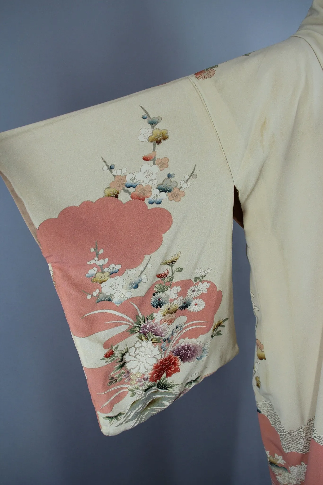 1950s Vintage Silk Kimono Robe / Salmon Pink Traditional Floral