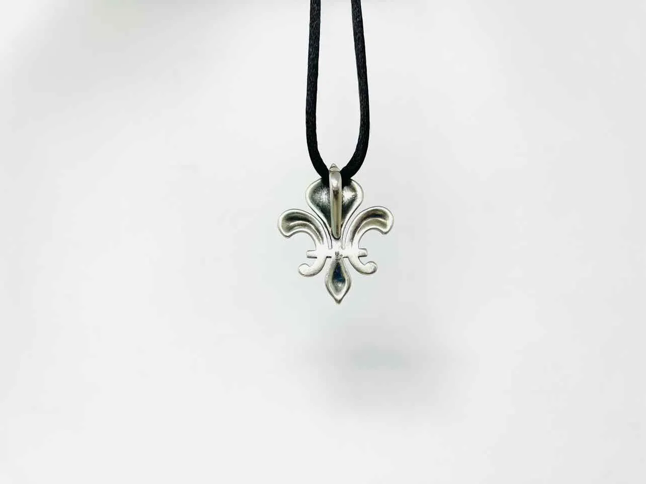 James Avery Silver/Black Fleur de lis Sterling Silver Retired Jewelry Necklace