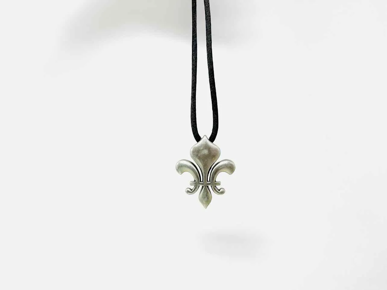 James Avery Silver/Black Fleur de lis Sterling Silver Retired Jewelry Necklace